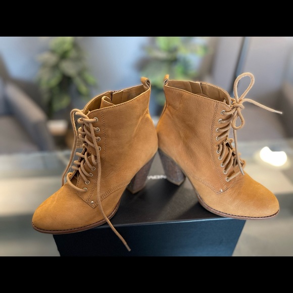 BEAUTIFUL Gianni Bini Heels! Good Condition! SALE! - Picture 2 of 4